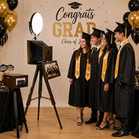 Machine de photomaton vintage en bois avec écran tactile 15,6 pouces et éclairage LED 60W, idéale pour la location et les événements de remise de diplômes