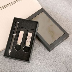 Set de Regalo Ejecutivo Personalizado de Marca, Llavero de Cuero PU Premium y Accesorios para Auto con Impresión Digital - Regalos Corporativos Perfectos para Cumpleaños - Product Image 1