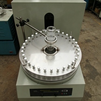 Réacteur photochimique à l'échelle du laboratoire en verre de quartz personnalisé, avec moteur de mélange central et contrôle continu du débit de gaz