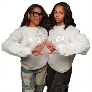 Sweat-shirt à col rond gris DST Delta avec patch chenille lettres grecques, personnalisable avec logo, pour sororité - Product Image 1