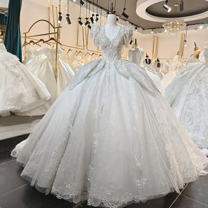 Robe de mariée chapelle 2025 avec appliques perlées, manches courtes, en dentelle, longueur ras du sol, silhouette sirène/trompette, dos nu - Product Image 1