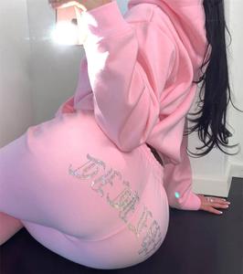 Vente en gros de sweatshirts à capuche en polyester pour femmes personnalisés <span class=keywords><strong>ensemble</strong></span> sweatshirts à capuche et pantalons de survêtement personnalisés avec strass - Product Image 3