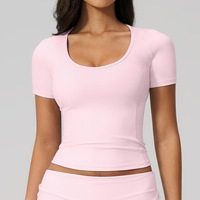 Kaos Olahraga Wanita dengan Kerah Scoop yang Lembut, Lengan Pendek Terstruktur, dan Potongan Hem yang Lebih Panjang.