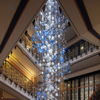 Banquet Hall De Luxe Escalier Boule Bleue Ronde Suspension Moderne Pendentif Lumière Longue Boule Lustre En Verre Pour Chambre