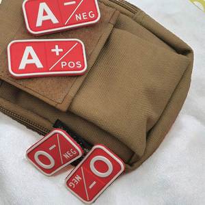 Parche de rescate de sangre cuadrado de goma 3D personalizado con adhesivo de PVC NEG POS B O AB para decorar bolsos, gorras y camisetas - Product Image 3