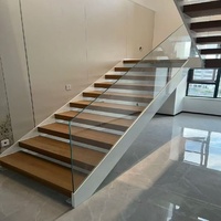 Escalier flottant moderne sur mesure Anewson avec marches en bois massif, poutre en acier et garde-corps en verre pour villa