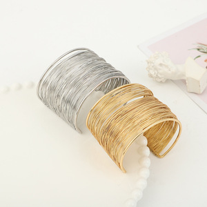 Brazalete abierto de metal de línea ancha de moda Pulsera de <span class=keywords><strong>mano</strong></span> para mujer - Product Image 2