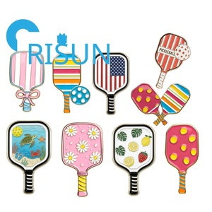 En gros, Broche émaillée de pickleball côtier avec logo personnalisé, mignonne, en métal émaillé, motif raquette de pickleball, épinglette de revers et badge pour sac à dos - Product Image 1