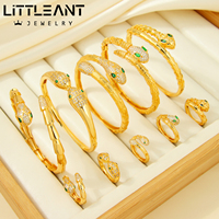 En gros, Ensemble de bracelets joncs torsadés et bagues plaqué or 21K, style vintage or de Dubaï, avec breloques serpent en zircon