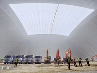 Grande structure gonflable à membrane transparente, salle de sport intérieure pour les matchs de tennis et de basketball