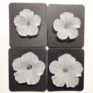 F19 Lujosa y Elegante Piedra Preciosa Suelta de Cuarzo Natural Blanco Esmerilado de Varios Tamaños con Tallado Floral Hecho a Mano para Regalo Promocional - Product Image 3