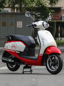 Moto d'occasion <span class=keywords><strong>Honda</strong></span> Xiaola 125, <span class=keywords><strong>scooter</strong></span> à essence monocylindre rétro refroidi par air avec CBS pour les trajets urbains - Product Image 1