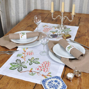 GREEN SUN EMBROIDERY Chemins de table personnalisés en lin naturel vintage, brodés motif Rowanberry, lavables et durables pour mariage - Product Image 4