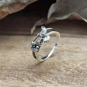 Anello Vintage con Colibrì e Fiore per Donne, Stile Argento Anticato, Gioiello Artistico Minimalista e Fresco, Regalo - Product Image 2