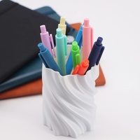 Stylos en plastique avec revêtement en caoutchouc en vrac-Stylo à bille multicolore avec logo imprimé personnalisé rétractable OEM pour fournitures de papeterie bon marché