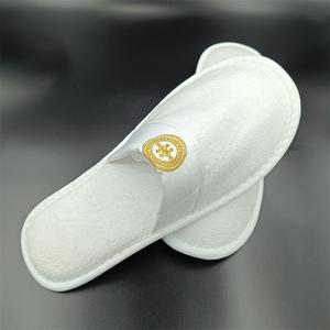 Pantoufles jetables à bout fermé de chambre en <span class=keywords><strong>velours</strong></span> lavable blanc de luxe <span class=keywords><strong>chinois</strong></span> avec semelle en tissu à pois pour taille universelle d'hôtel - Product Image 3