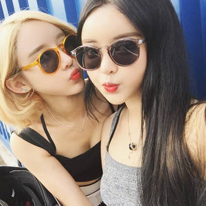 Gafas de Sol Redondas Vintage Unisex con Protección UV400, Lentes Transparentes Amarillas Brillantes y Negras, Estilo Ovalado G2-6811 - Product Image 2