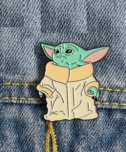 Cute custom <span class=keywords><strong>baby</strong></span> <span class=keywords><strong>yoda</strong></span> pin button badge distintivo in metallo pin cute cartoon badge button spille smaltate - Product Image 4