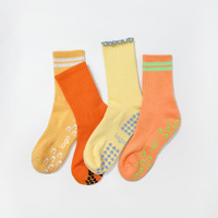 Nouvelles chaussettes de Pilates 2026 personnalisées à revers volantés, avec broderie contrastante et motif antidérapant sur la semelle, idéales pour le fitness et la barre.
