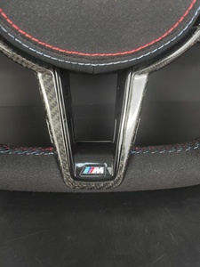 Garniture de volant en cuir sur mesure à fond plat avec palettes de changement de vitesse rouges pour les modèles M Competition de la série G - Product Image 3