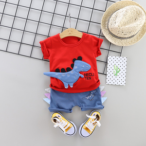 Un garçon qui porte un sweat-shirt avec un motif de dinosaure dans un temps chaud, ensemble de vêtements pour enfants, ensemble complet de vêtements pour bébés - Product Image 3