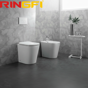 Juego de inodoro de cerámica blanca con sifón en S y sifón en P, inodoro de pie para mujer con base y asiento, y tanque de agua. - Product Image 1