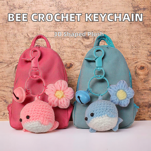 Porte-clés en crochet fait main en forme de dauphin, décoré de fleurs et de petites clochettes, idéal pour les sacs à dos, les valises et les clés de voiture - Product Image 2