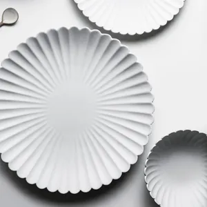 8 10 Inch Plates 5 6.5 Inch Bowls Set White Creamic Modern Round Relief Sculpture Dinnerware With Wave Rim For Restaurant 1123