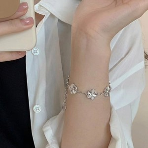 สร้อยข้อมือเงินแท้ S925 รูปใบโคลเวอร์สี่แฉก ดีไซน์เรียบหรู คุณภาพสูง เหมาะเป็นของขวัญประจำวัน สร้อยข้อมือเงินอเนกประสงค์สำหรับผู้หญิง - Product Image 3
