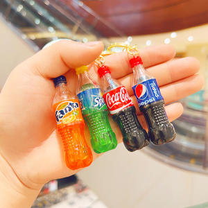 Venta al por mayor lindo mini super simulación cola bebidas botellas, latas, llaveros, pareja bolsas, coche colgantes, regalos promocionales - Product Image 4