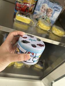 Boîte de bonbons ronde en métal personnalisée en gros avec impression en relief colorée à l'extérieur de la boîte de conserve à prix raisonnable - Product Image 4