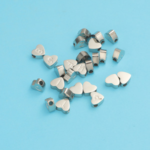 Collana con Ciondolo a Forma di Cuore in Acciaio Inossidabile Placcato Argento con Iniziale, 26 Lettere Disponibili, Bestseller per Donne e Ragazze - Product Image 4