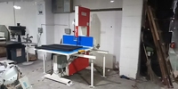 Machine de fabrication de mousse, à découper verticale, à rainurage