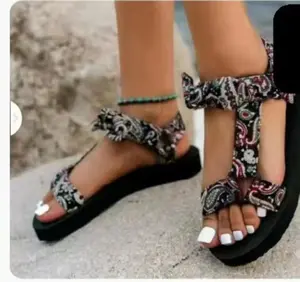 Fabricantes al por mayor de gran tamaño de moda de alta calidad verano nuevos zapatos de playa de suela gruesa sandalias de Mujer Sandalias cómodas