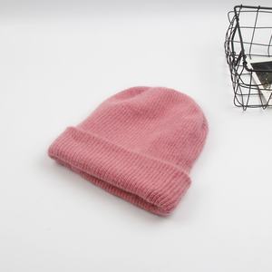 Bonnet tricoté en cachemire et fourrure de lapin angora doux et moelleux pour femme et fille, style décontracté et luxueux, idéal pour l'hiver (vente en gros) - Product Image 2