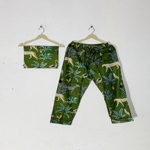Exportador Indio Ofrece Conjunto de Pijama de Algodón con Estampado de Selva Verde, Ropa de Dormir con Estampado Floral Hecho a Mano, Disponible a Precio de Mayoreo - Product Image 3