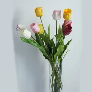 Flores de tulipas iluminadas de látex de haste longa