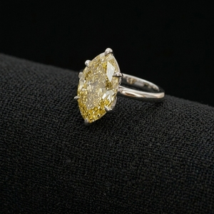 Bague en platine sertie de diamants de qualité supérieure pour femmes, bijoux de mariage élégants et minimalistes avec un attrait de mode contemporain - Product Image 3