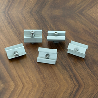Pièces de support de panneau solaire OEM/ODM disponibles, pince intermédiaire pour système de montage au sol PV, résistance au vent 60 m/s, résistance à la neige 1,4 KN/m²