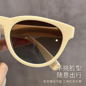 Lunettes de soleil polarisées rétro à monture blanche pour femmes 19496 Protection UV400 Pare-soleil haute définition - Product Image 2