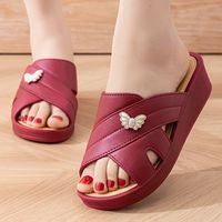 Sandales de plage d'été en PVC pour femmes, sandales antidérapantes imperméables à talon épais et fleur douce pour femmes et dames