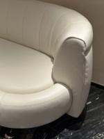Canapé moderne incurvé trois places en cuir PU, dossier rigide, pieds en métal, meubles de salon