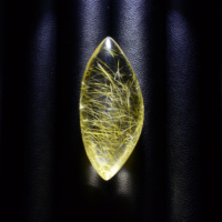 Une seule pierre de quartz rutilé pour la création de colliers