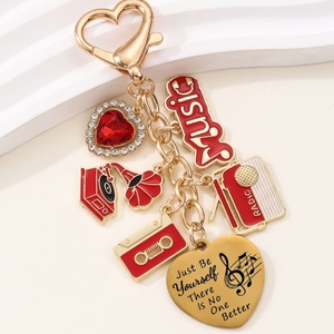Portachiavi Smaltato a Forma di Cuore Rosso Cartone Animato con Nastro Musicale e Giradischi, <span class=keywords><strong>Serie</strong></span> Musicale, Ciondolo per Borsa, Regalo Personalizzato per Amici - Product Image 1