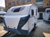 Mini-caravane de style moderne pour 1-2 personnes avec salle de bain intégrée, deux lavabos et un réfrigérateur (sans cuisinière)