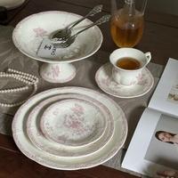 Ensemble de vaisselle en céramique rose vintage à motif floral en relief de style européen, style médiéval, ensemble de tasses et d'assiettes rétro