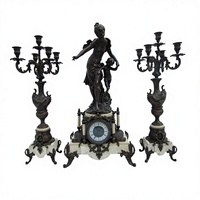 3 pièces d'horloges à mécanisme de style français antique, décorées de Vénus et de Cupidon, avec ensemble de candélabres