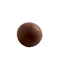 Bombes au chocolat chaud avec mini guimauves chocolat au lait doux et noir avec motif de boule cadeau de saison des vacances solide