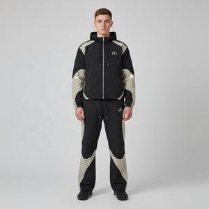 Костюм мужской: ветровка на молнии и спортивные брюки из нейлона с индивидуальным логотипом, светоотражающими вставками и пэчворком - Product Image 3