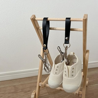 Clips à chaussures en cuir PU très populaires, clips pour poussette, crochet portable pour chaussures de bébé, crochets suspendus sur les poussettes